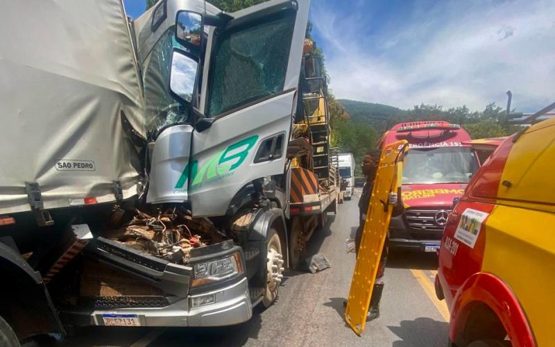 COLISÃO ENTRE CAMINHÕES NA BR-020 DEIXA JOVEM PRESO ÀS FERRAGENS EM FORMOSA